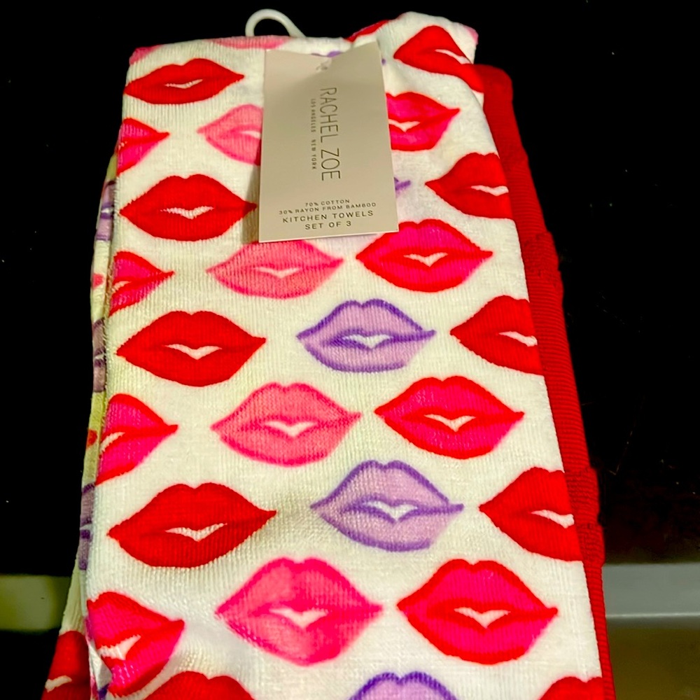 Rachel Zoe- set of 3- Lips Kitchen Towels-NWT